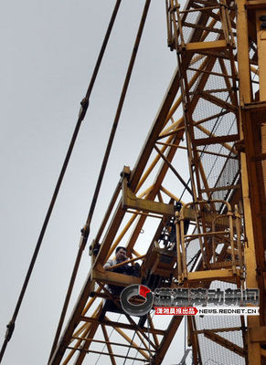 男子爬塔吊續(xù):地勢復雜消防沒法鋪設氣墊[圖]_新浪新聞