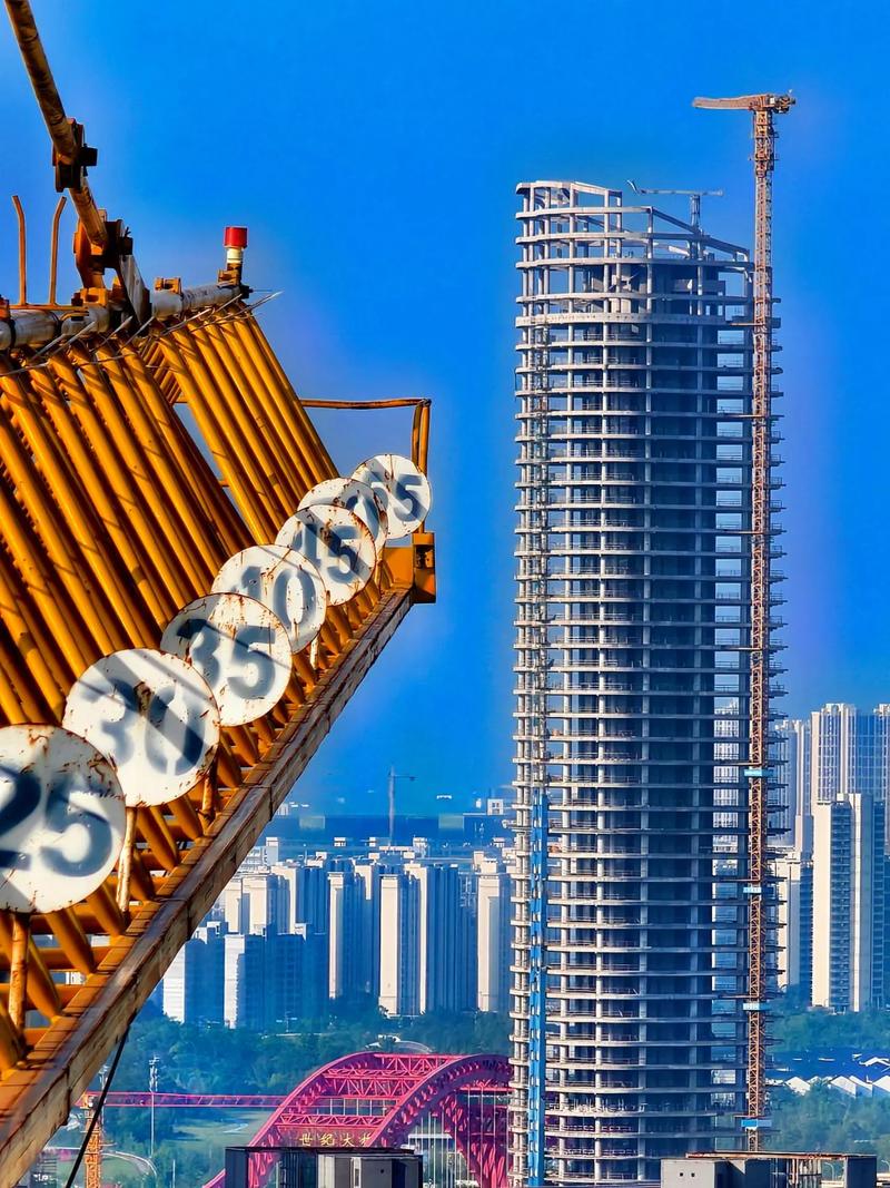 晴空下的贛州 塔吊林立，城市新顏耀眼綻放